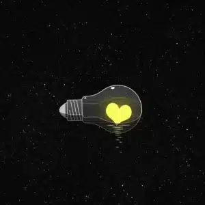 Illustrazione digitale che mostra una lampadina orientata orizzontalmente con un cuore giallo luminoso al suo interno, posizionata su uno sfondo nero cosparso di piccoli punti bianchi simili a stelle, usata per riferirsi simbolicamente a ciò che più appare importante da considerare per diagnosticare la presenza di una dipendenza affettiva, tema di cui si occupa lo psicologo Alessio Congiu