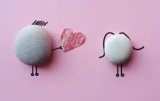 Due figure stilizzate collegate da un cuore, simbolo dei dubbi sui sentimenti del partner e della paura di non essere ricambiati